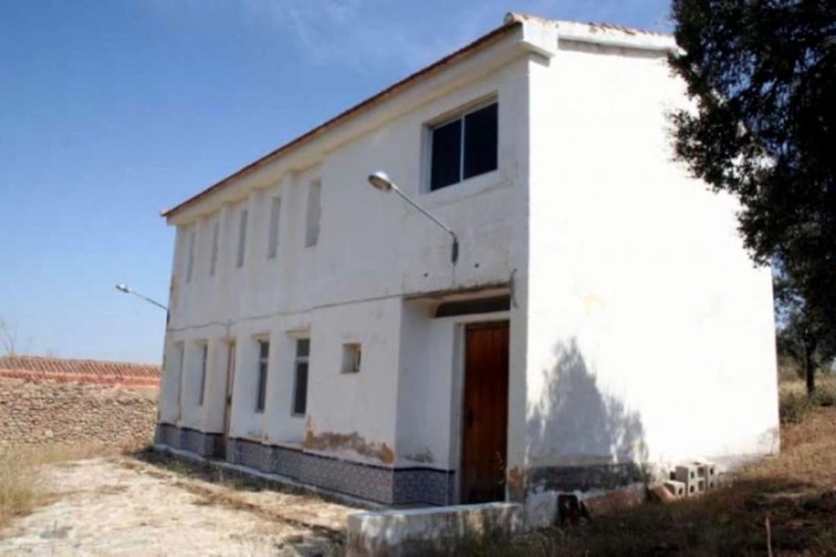 19 bedroom Finca/Country House for sale in Baza with pool garage - € 380,000 (Ref: 9113059)