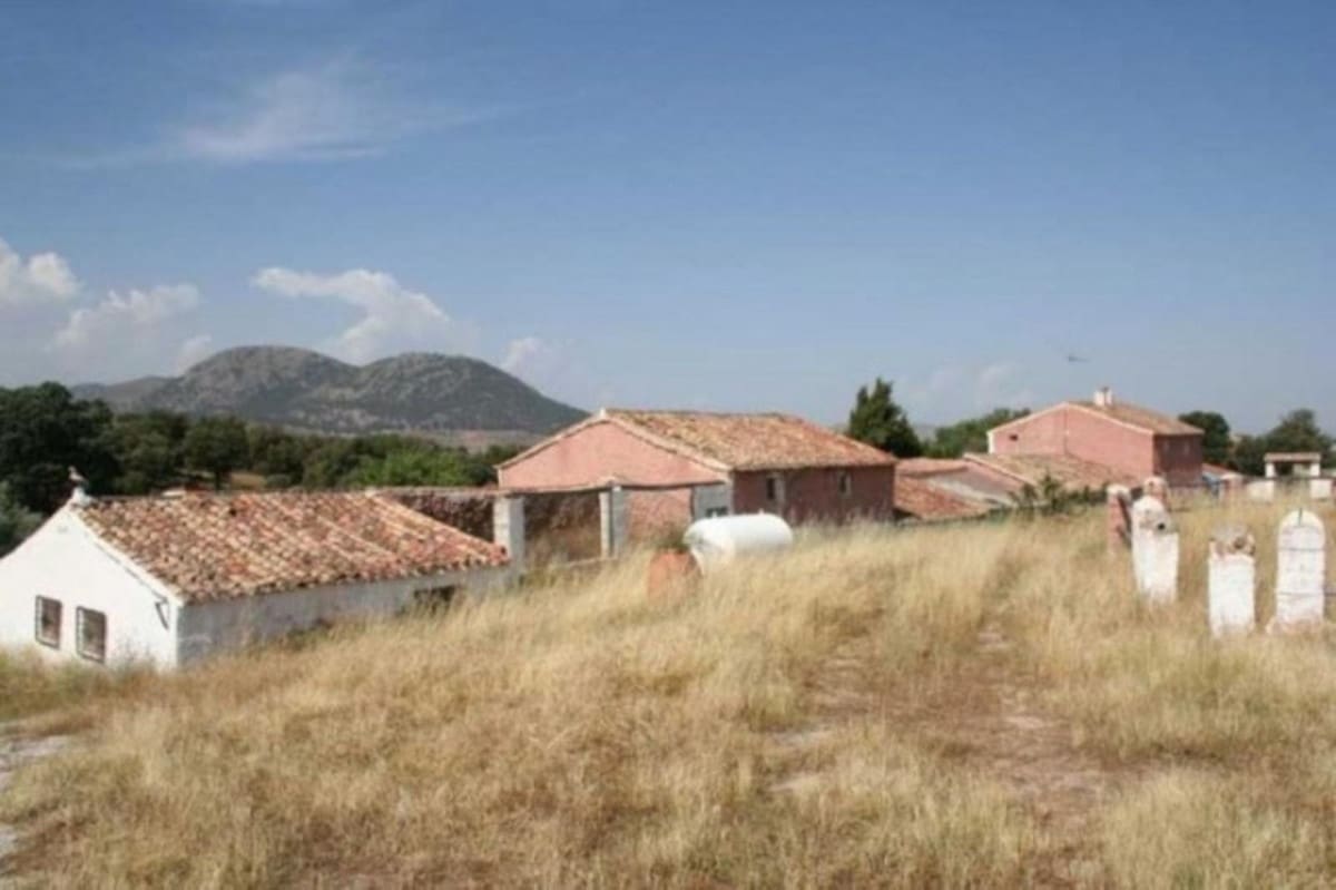 19 soveværelse Finca/Landehus til salg i Baza med swimmingpool garage - € 380.000 (Ref: 9113059)