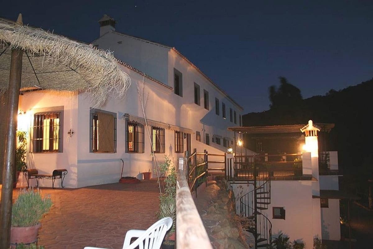 16 soveværelse Hotel til salg i Guaro med swimmingpool garage - € 780.000 (Ref: 9117470)