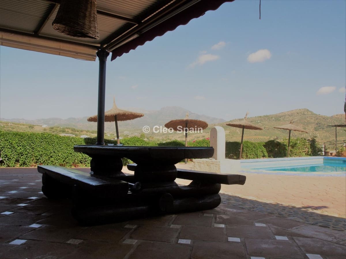 16 makuuhuone Hotelli myytävänä paikassa Tolox mukana uima-altaan 
autotalli - 780 000 € (Ref: 9117471)