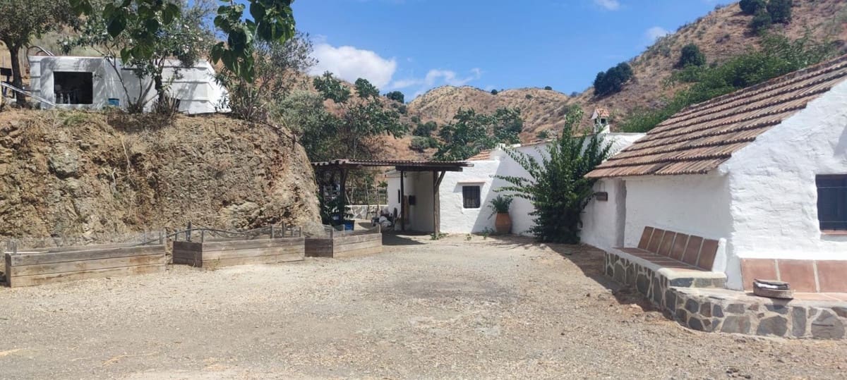 3 soveværelse Finca/Landehus til salg i Estacion de Cartama med swimmingpool garage - € 235.000 (Ref: 9184313)