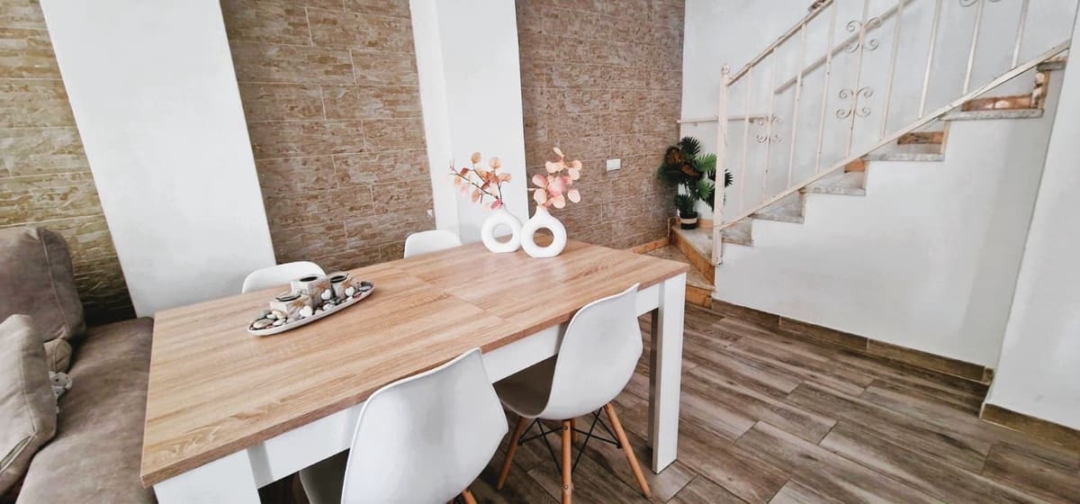 3 soveværelse Semi-Rækkehus til salg i Malaga by - € 335.000 (Ref: 9288395)