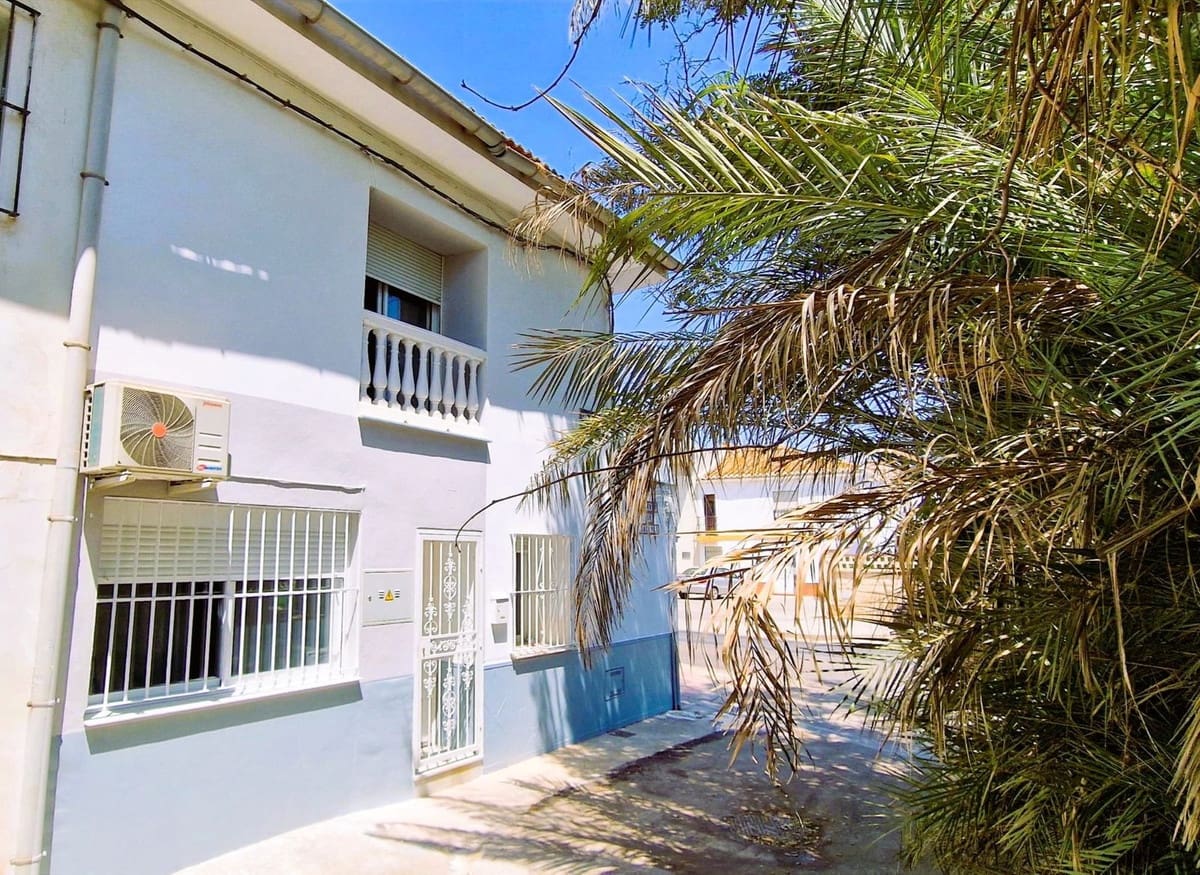 3 soveværelse Semi-Rækkehus til salg i Malaga by - € 335.000 (Ref: 9288395)