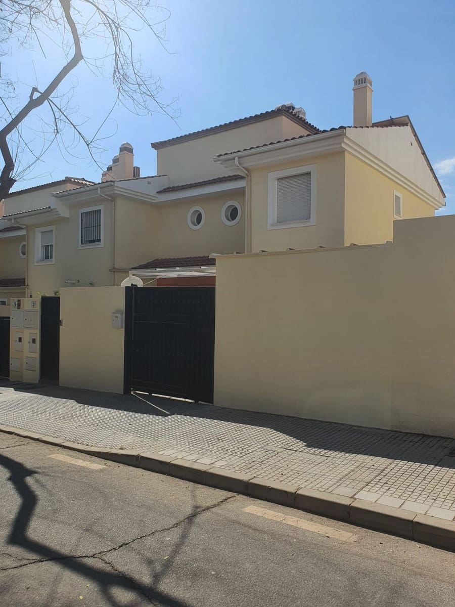 3 bedroom Semi-detached Villa for sale in Malaga city with pool garage - € 505,000 (Ref: 9306969)