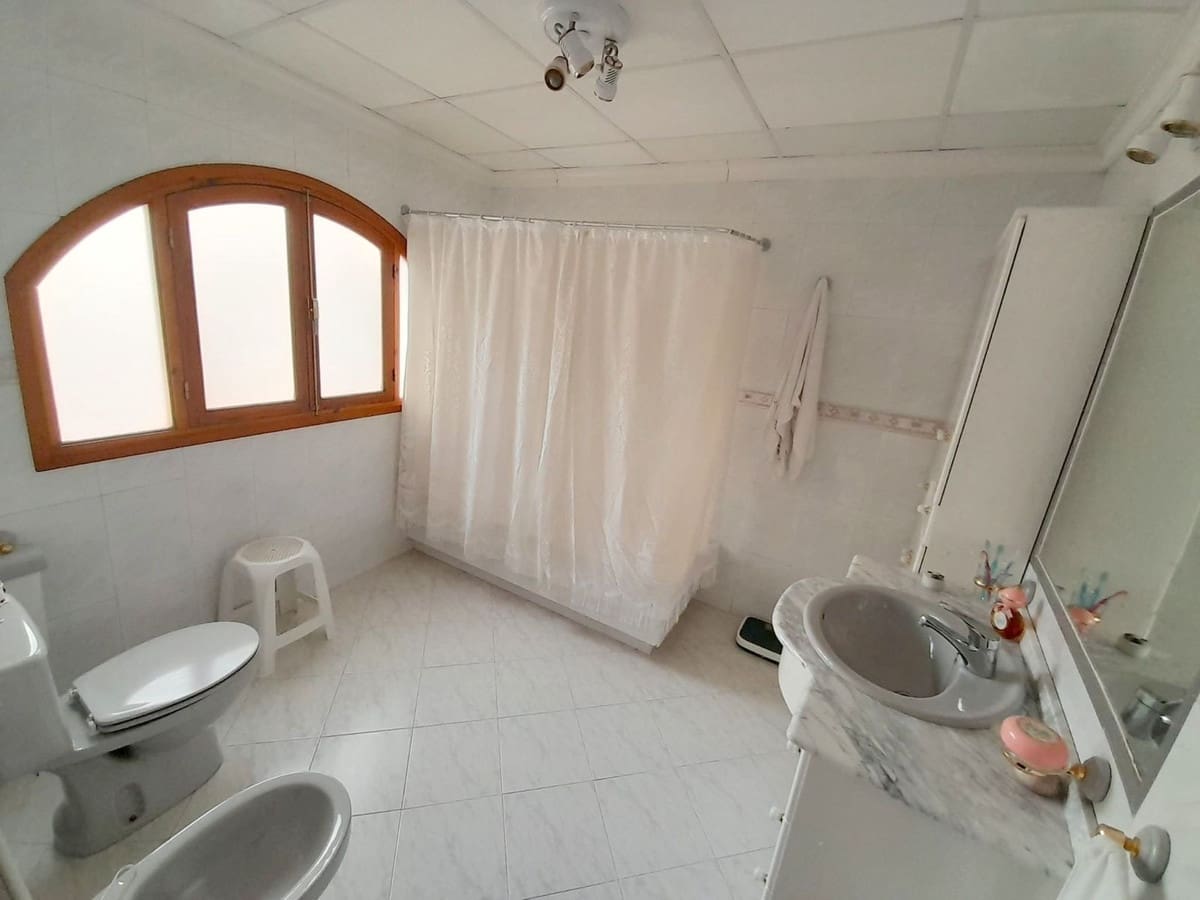 6 bedroom Townhouse for sale in Villanueva del Rosario with garage - € 279,000 (Ref: 9442834)