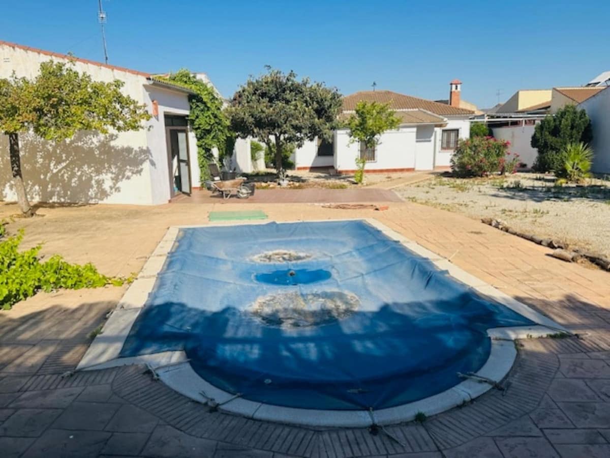 3 bedroom Villa for sale in Fuente de Piedra with pool garage - € 250,000 (Ref: 9465910)