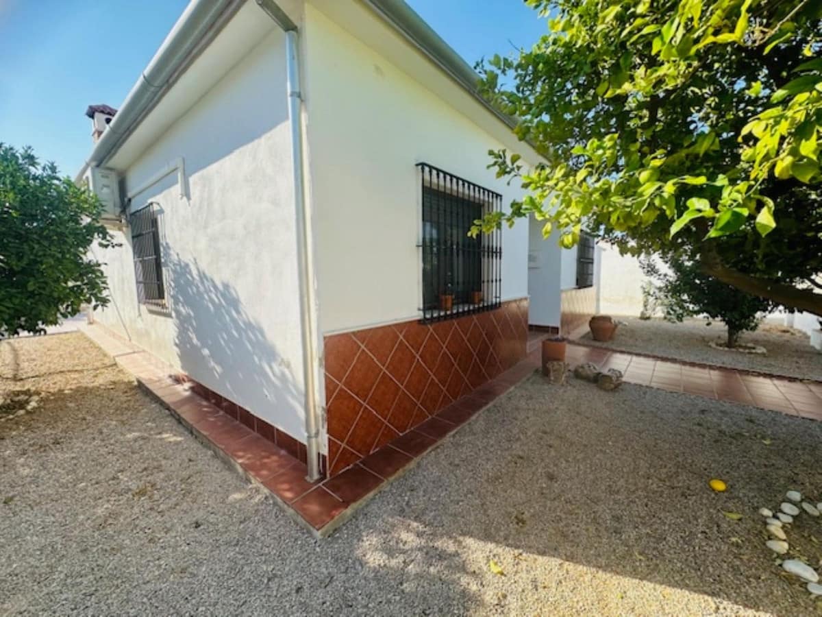 3 bedroom Villa for sale in Fuente de Piedra with pool garage - € 250,000 (Ref: 9465910)