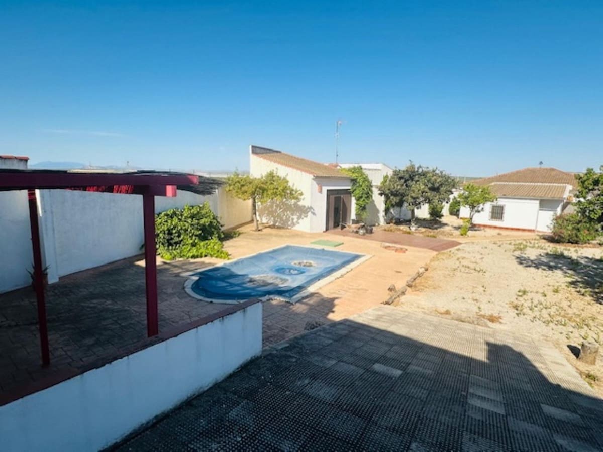 3 bedroom Villa for sale in Fuente de Piedra with pool garage - € 250,000 (Ref: 9465910)