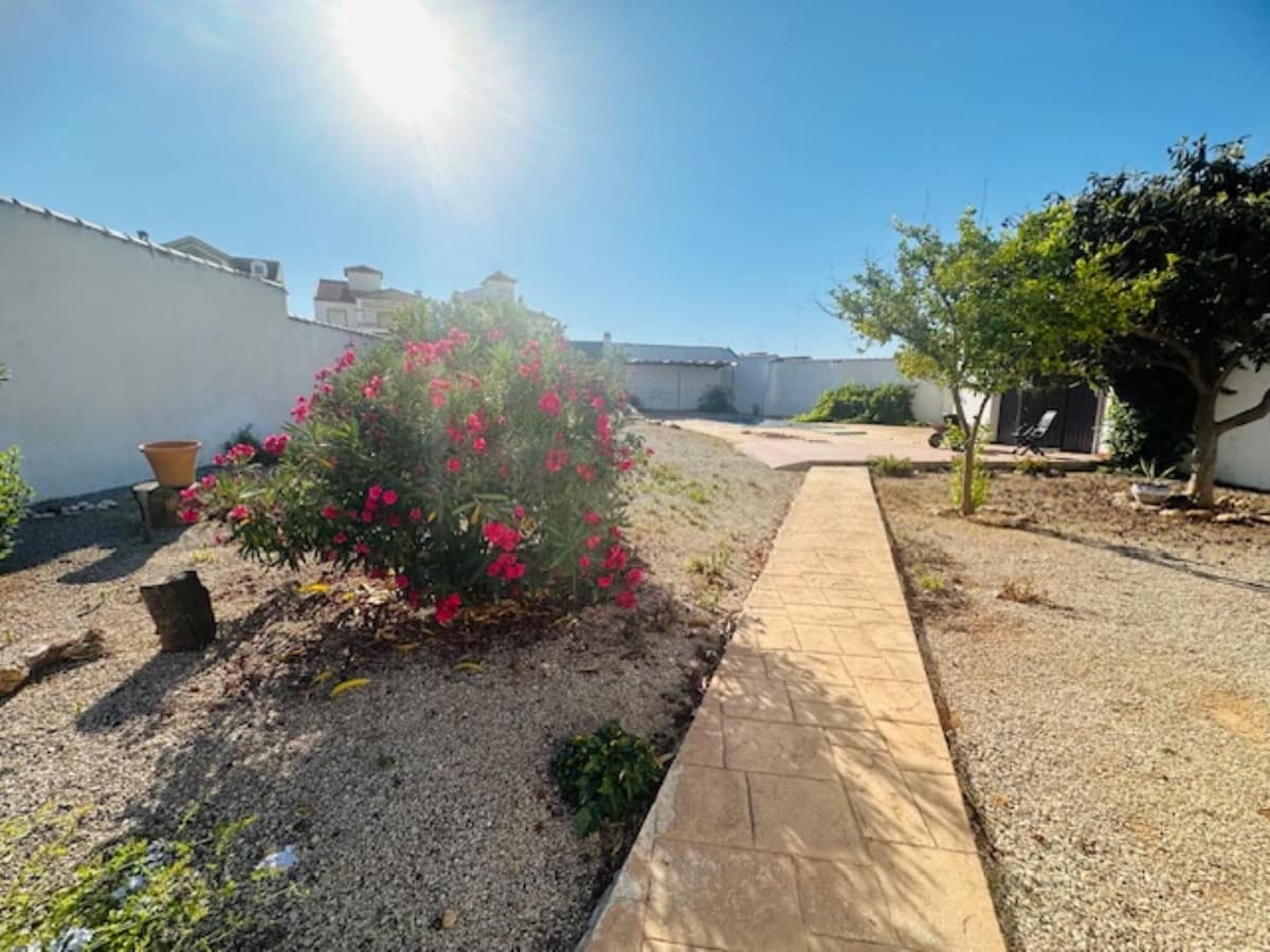 3 bedroom Villa for sale in Fuente de Piedra with pool garage - € 250,000 (Ref: 9465910)