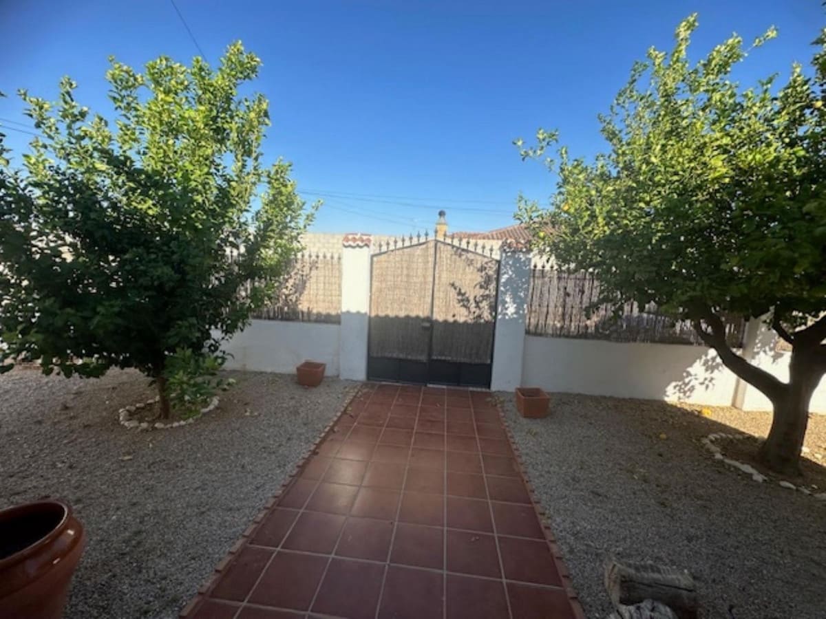 3 bedroom Villa for sale in Fuente de Piedra with pool garage - € 250,000 (Ref: 9465910)