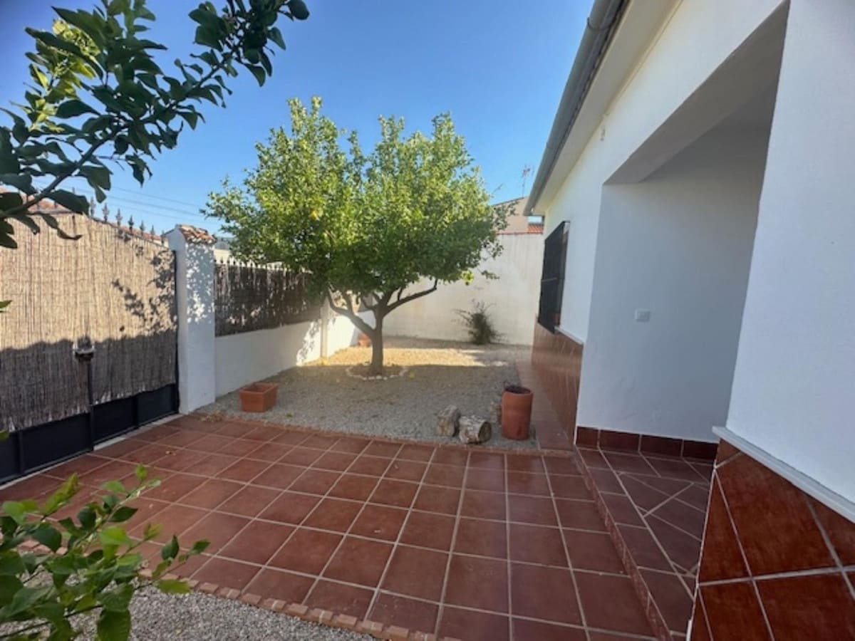 3 bedroom Villa for sale in Fuente de Piedra with pool garage - € 250,000 (Ref: 9465910)