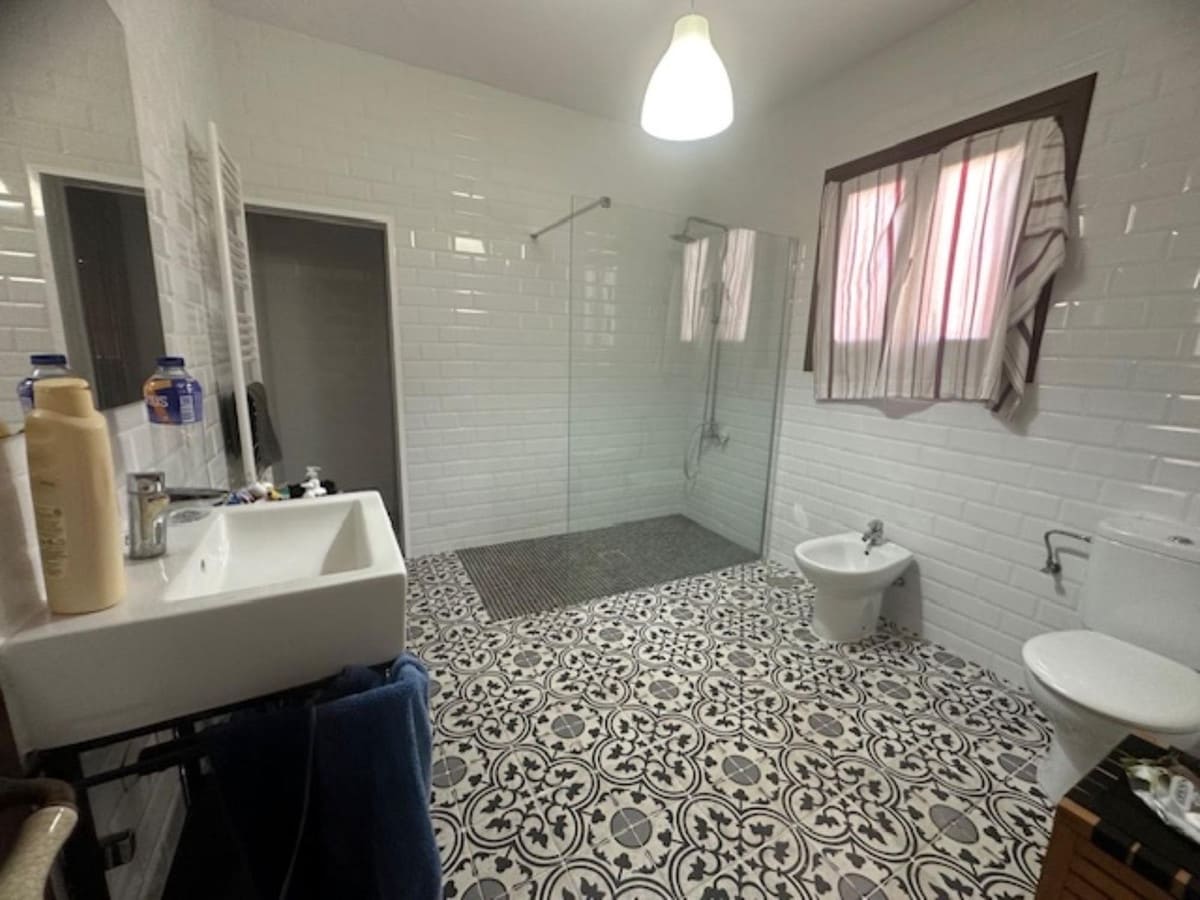 3 bedroom Villa for sale in Fuente de Piedra with pool garage - € 250,000 (Ref: 9465910)