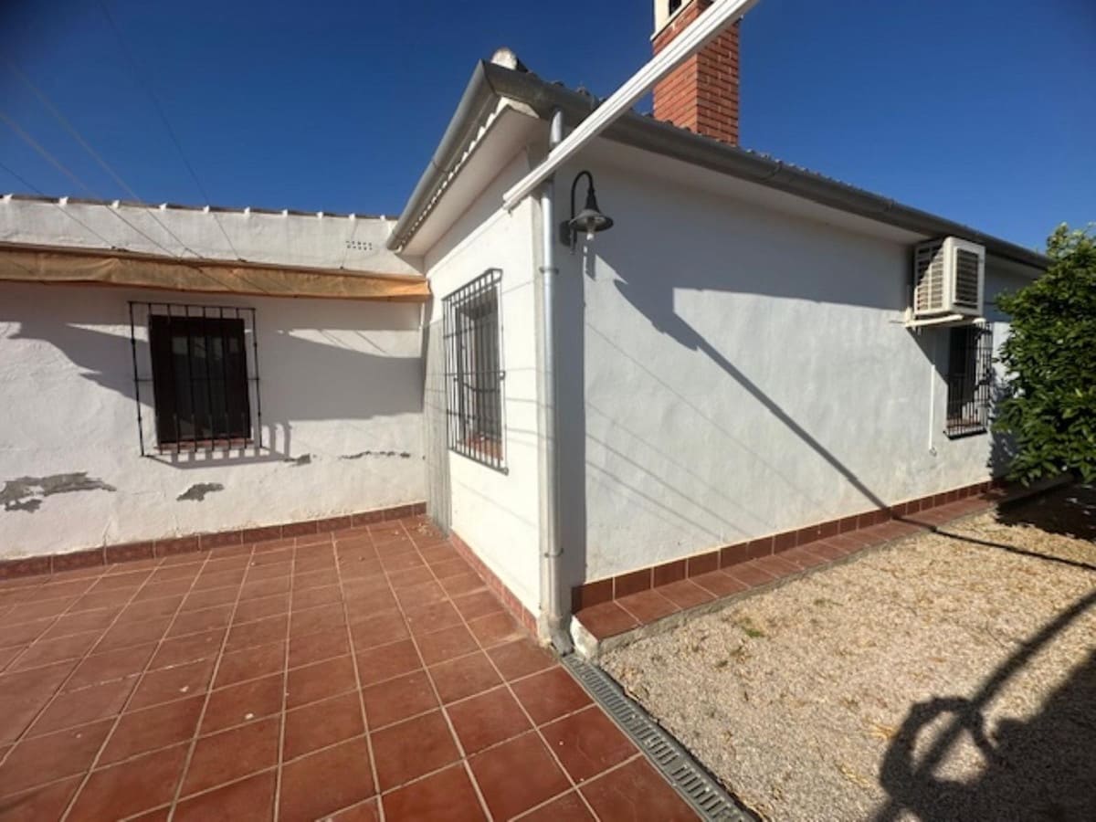3 bedroom Villa for sale in Fuente de Piedra with pool garage - € 250,000 (Ref: 9465910)