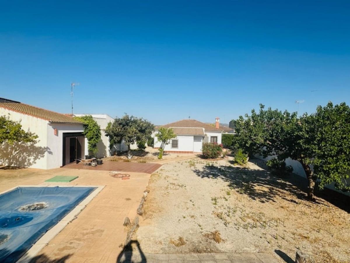 3 bedroom Villa for sale in Fuente de Piedra with pool garage - € 250,000 (Ref: 9465910)