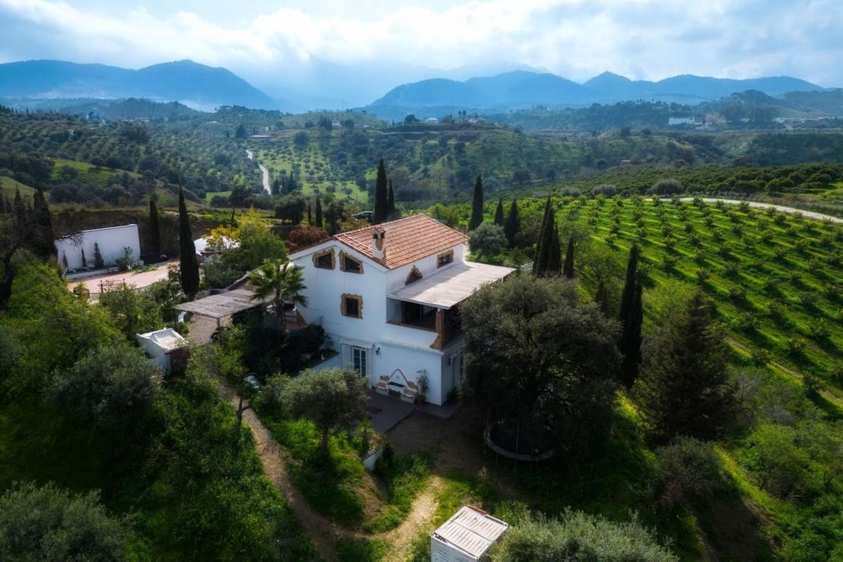 3 bedroom Finca/Country House for sale in Coin with garage - € 597,000 (Ref: 9483593)