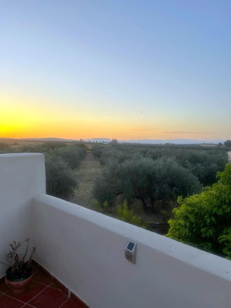 5 bedroom Villa for sale in Mollina with garage - € 170,000 (Ref: 9525072)