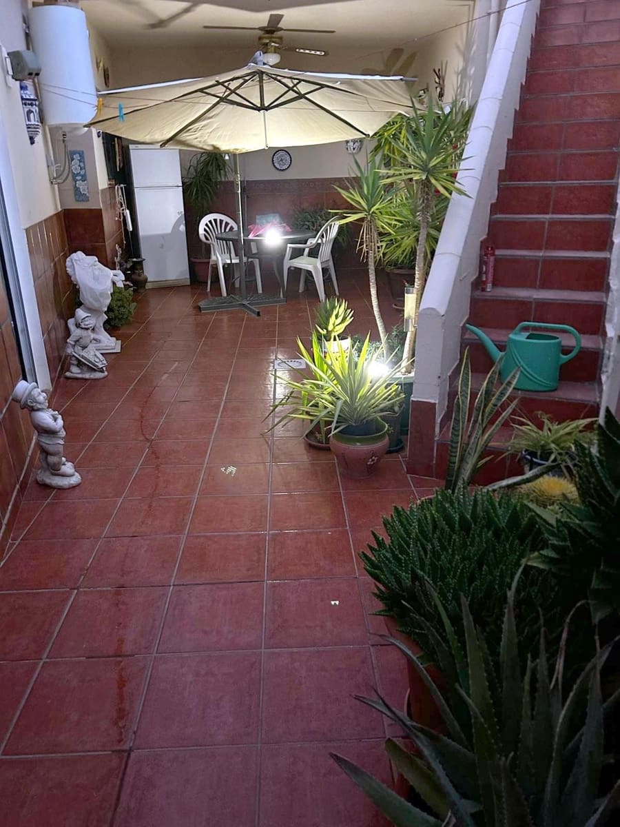 5 bedroom Villa for sale in Mollina with garage - € 170,000 (Ref: 9525072)