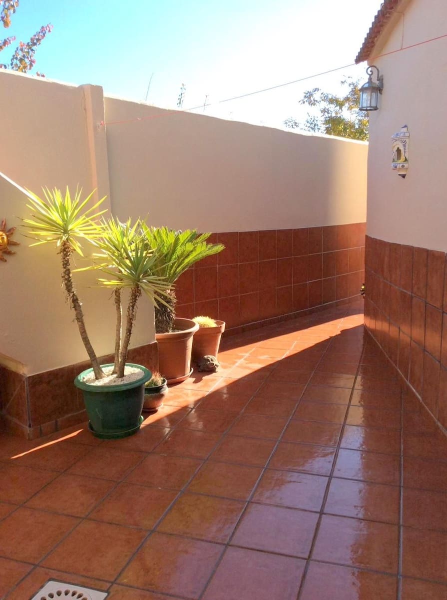 5 bedroom Villa for sale in Mollina with garage - € 170,000 (Ref: 9525072)