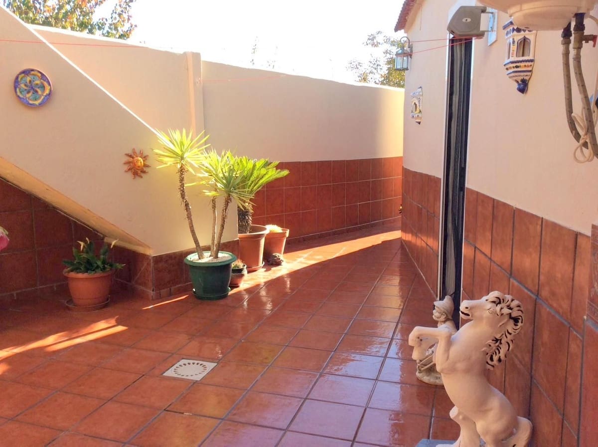 5 bedroom Villa for sale in Mollina with garage - € 170,000 (Ref: 9525072)