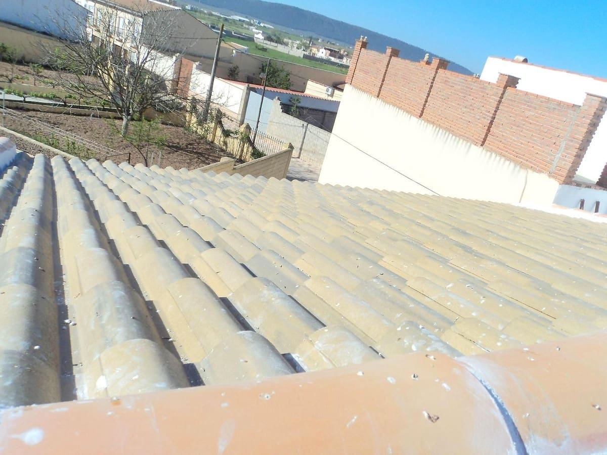 5 bedroom Villa for sale in Mollina with garage - € 170,000 (Ref: 9525072)