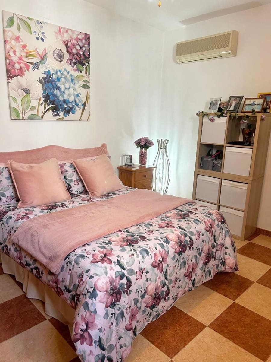 5 bedroom Villa for sale in Mollina with garage - € 170,000 (Ref: 9525072)