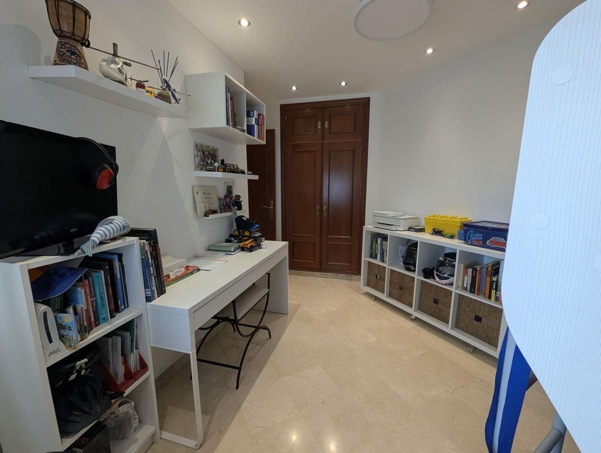 2 bedroom Apartment for sale in Cerro del Aguila - € 259,000 (Ref: 9640945)