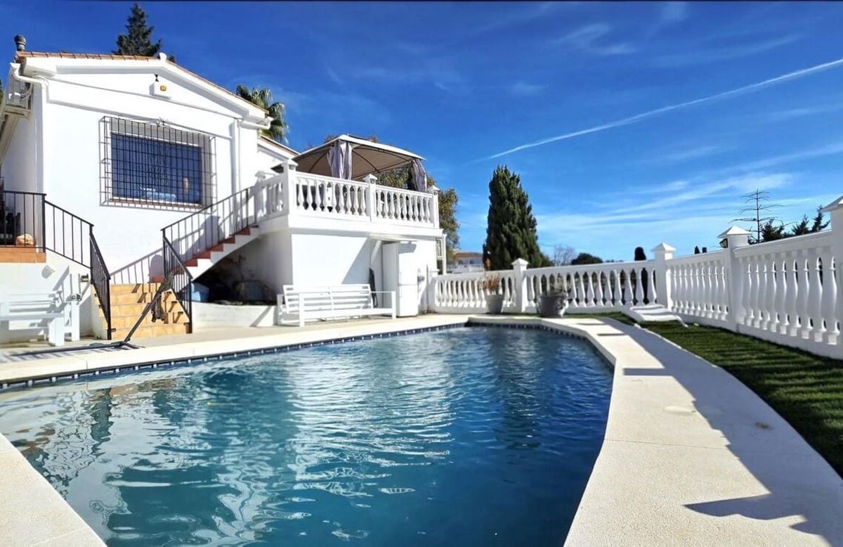 4 sypialnia Willa na sprzedaż w Fuengirola z basenem garażem - 1 200 000 € (Ref: 9640946)