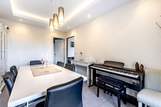 5 sypialnia Willa na sprzedaż w Coín z basenem garażem - 995 000 € (Ref: 9666996)