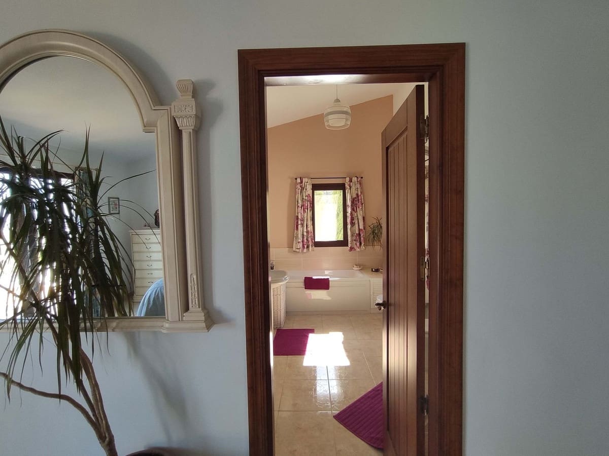 3 slaapkamer Villa te koop in Casarabonela met zwembad garage - € 660.000 (Ref: 9733753)