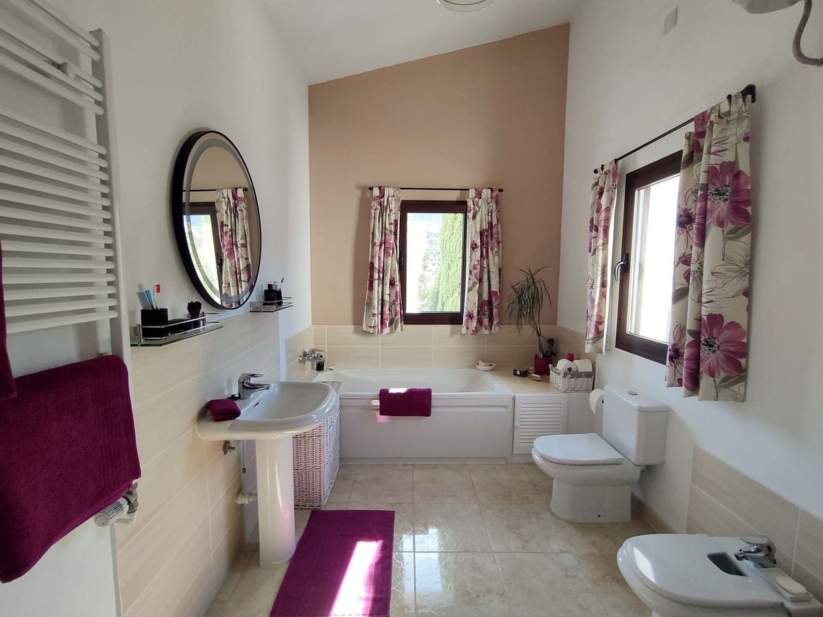 3 bedroom Villa for sale in Casarabonela with pool garage - € 660,000 (Ref: 9733753)