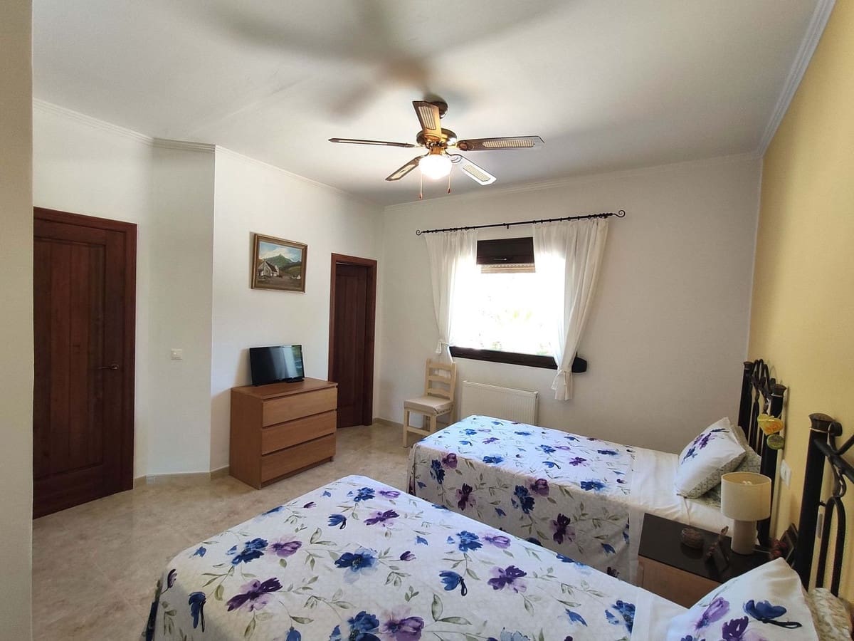 3 bedroom Villa for sale in Casarabonela with pool garage - € 660,000 (Ref: 9733753)