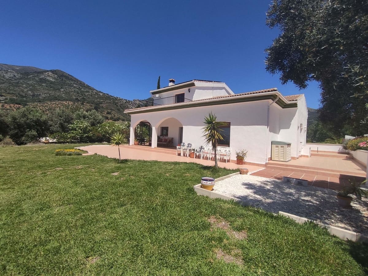 3 bedroom Villa for sale in Casarabonela with pool garage - € 660,000 (Ref: 9733753)
