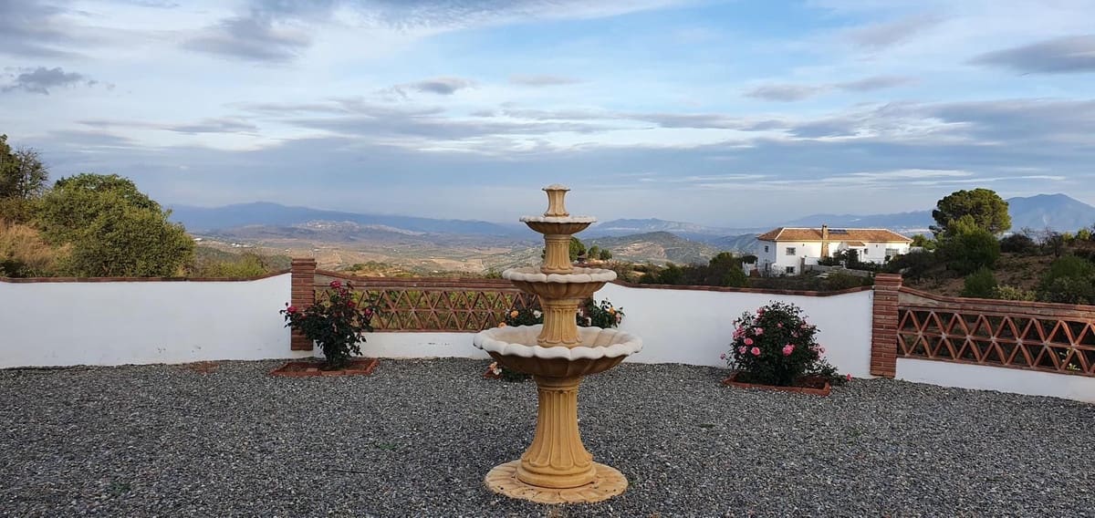 4 bedroom Finca/Country House for sale in Tolox with pool garage - € 365,000 (Ref: 9742982)