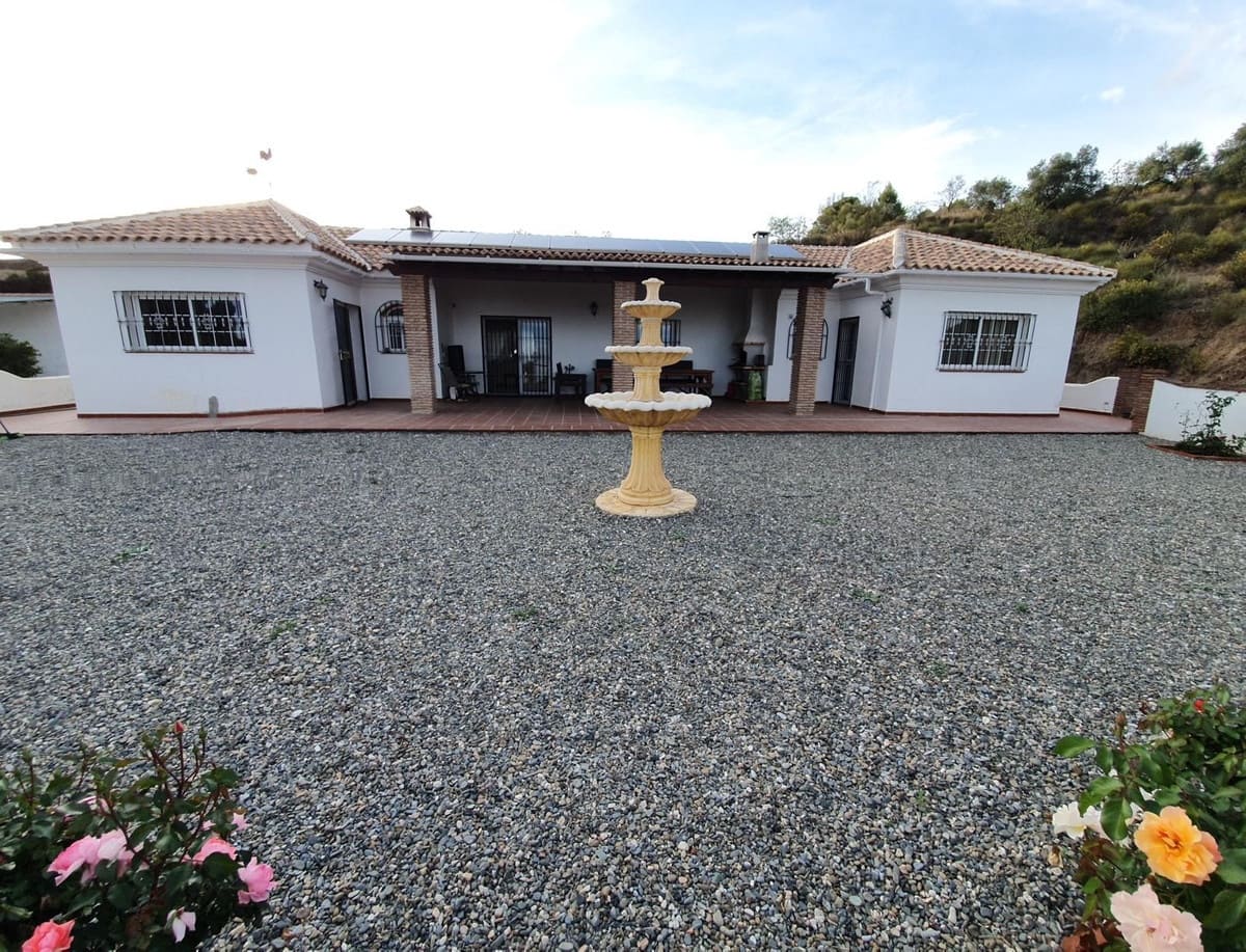 4 bedroom Finca/Country House for sale in Tolox with pool garage - € 365,000 (Ref: 9742982)