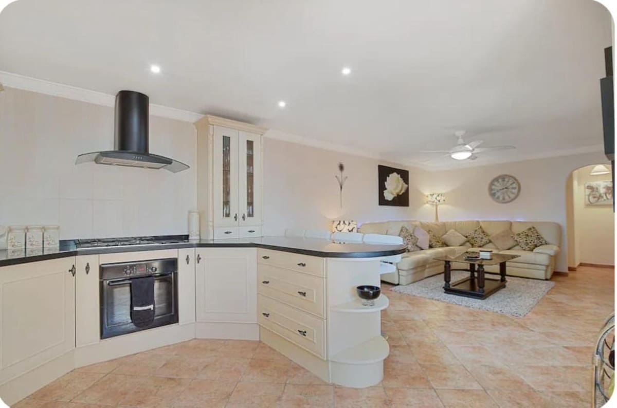 5 bedroom Villa for sale in Monda with pool garage - € 795,000 (Ref: 9830271)