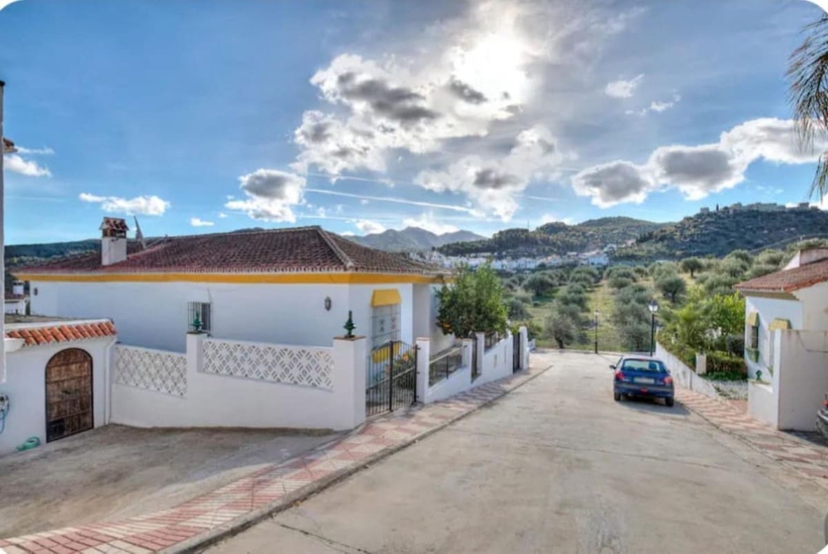5 bedroom Villa for sale in Monda with pool garage - € 795,000 (Ref: 9830271)
