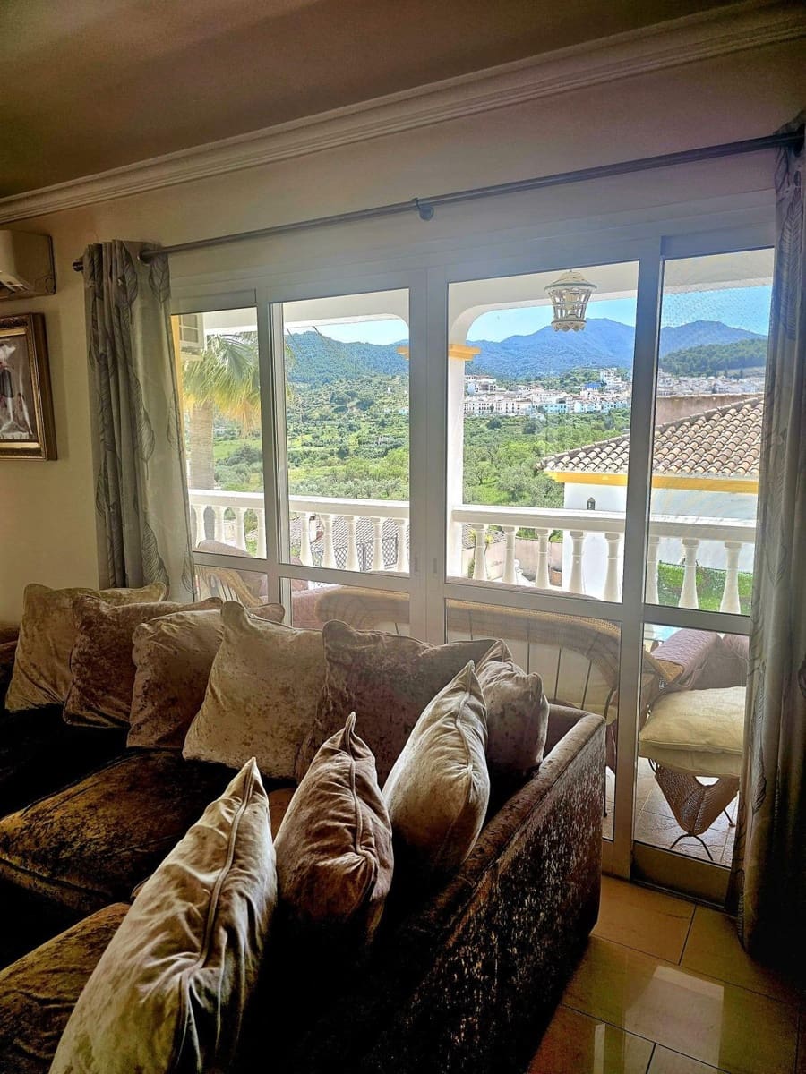 5 bedroom Villa for sale in Monda with pool garage - € 795,000 (Ref: 9830271)