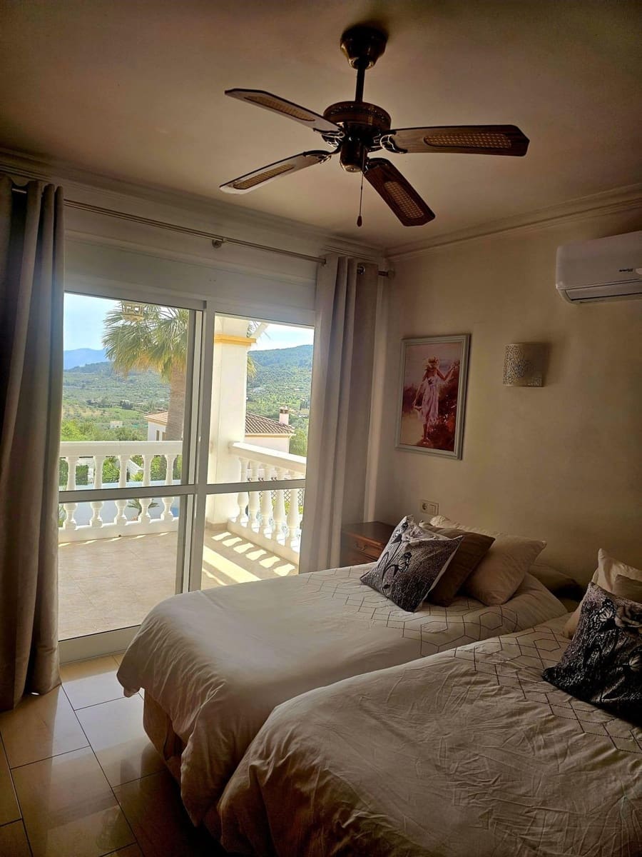 5 bedroom Villa for sale in Monda with pool garage - € 795,000 (Ref: 9830271)