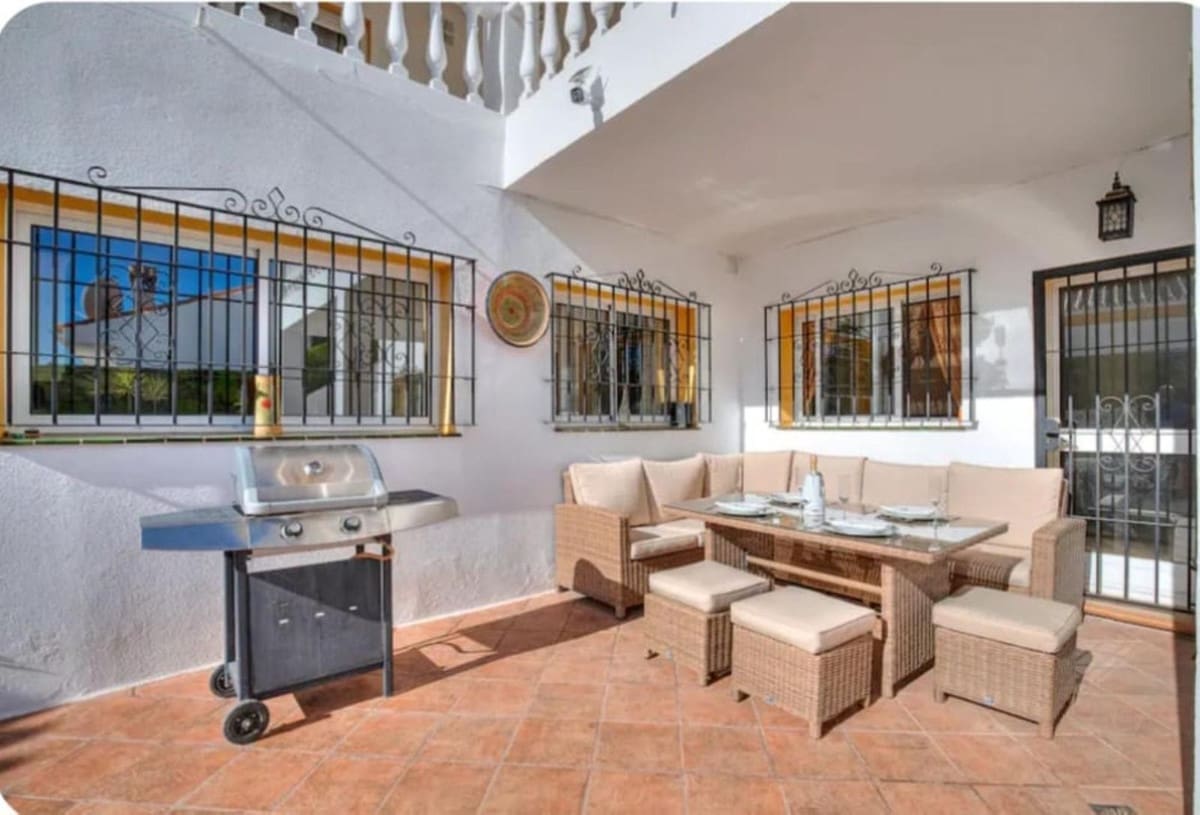 5 bedroom Villa for sale in Monda with pool garage - € 795,000 (Ref: 9830271)