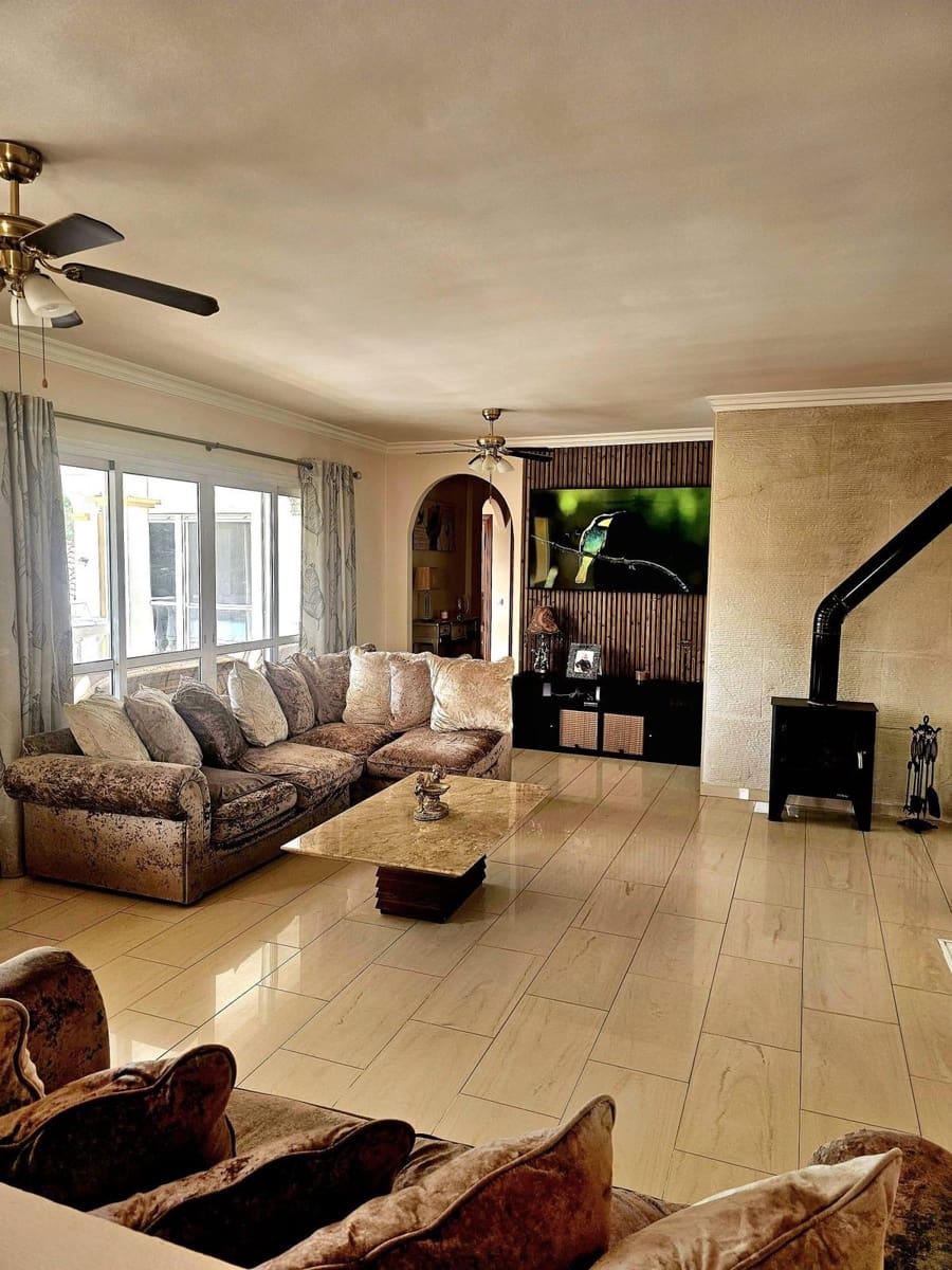 5 bedroom Villa for sale in Monda with pool garage - € 795,000 (Ref: 9830271)