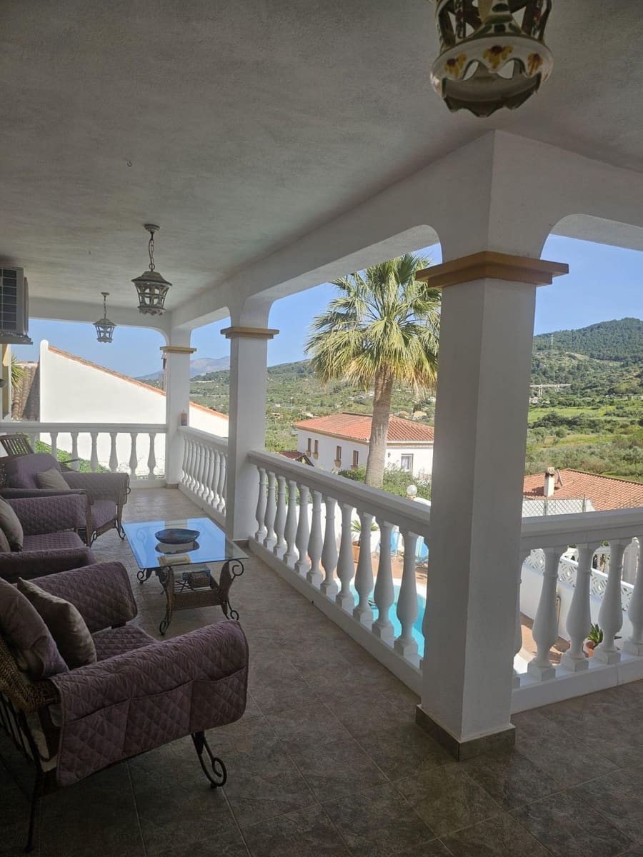 5 bedroom Villa for sale in Monda with pool garage - € 795,000 (Ref: 9830271)