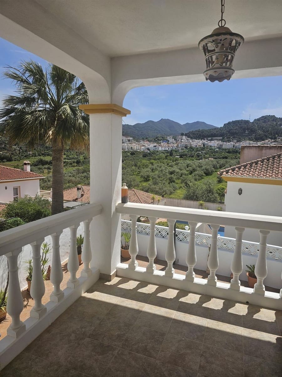5 bedroom Villa for sale in Monda with pool garage - € 795,000 (Ref: 9830271)