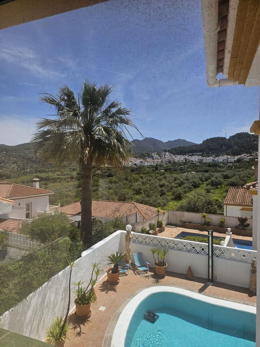 5 bedroom Villa for sale in Monda with pool garage - € 795,000 (Ref: 9830271)