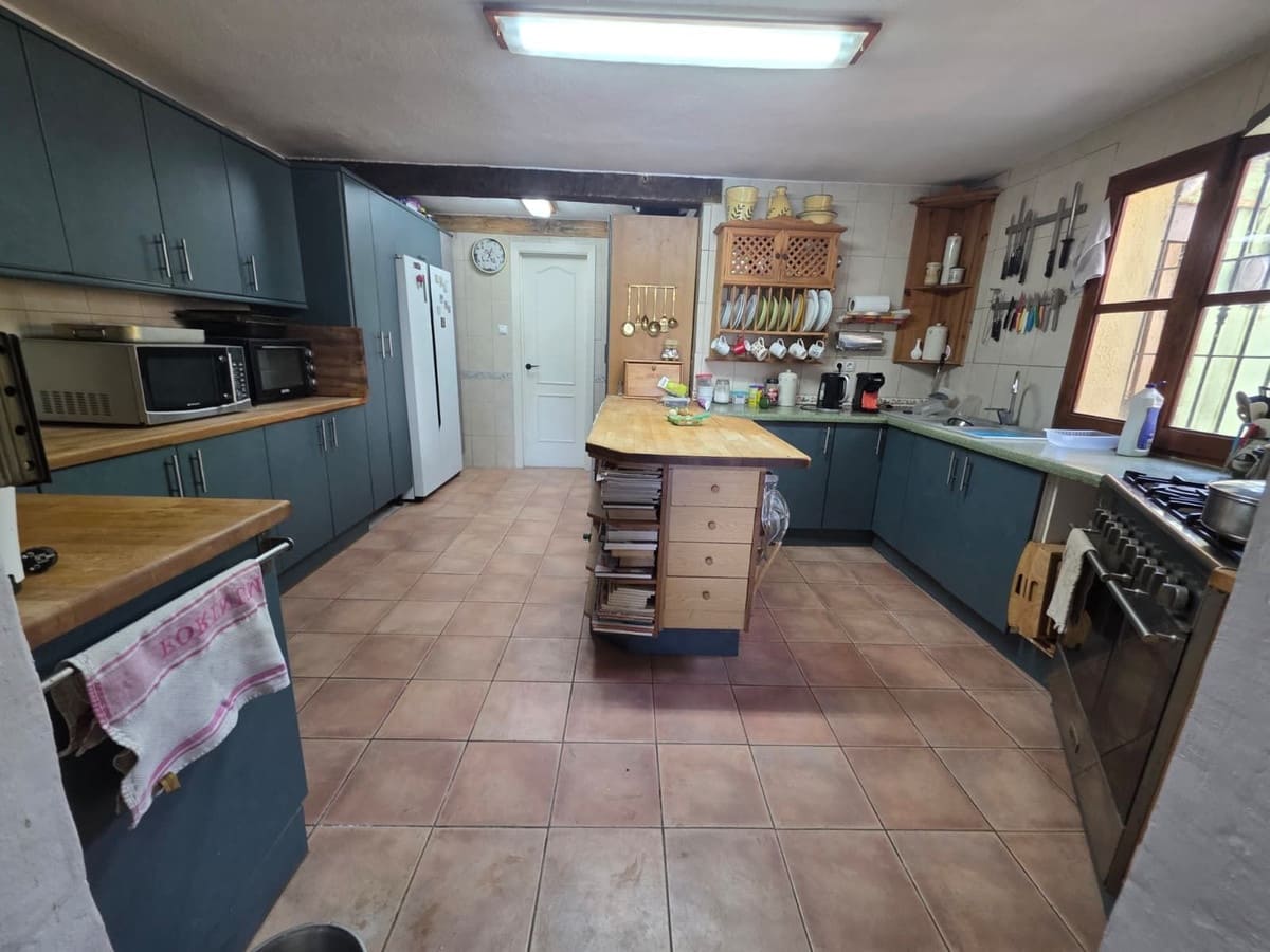 4 bedroom Finca/Country House for sale in Guaro with pool garage - € 270,000 (Ref: 9976138)