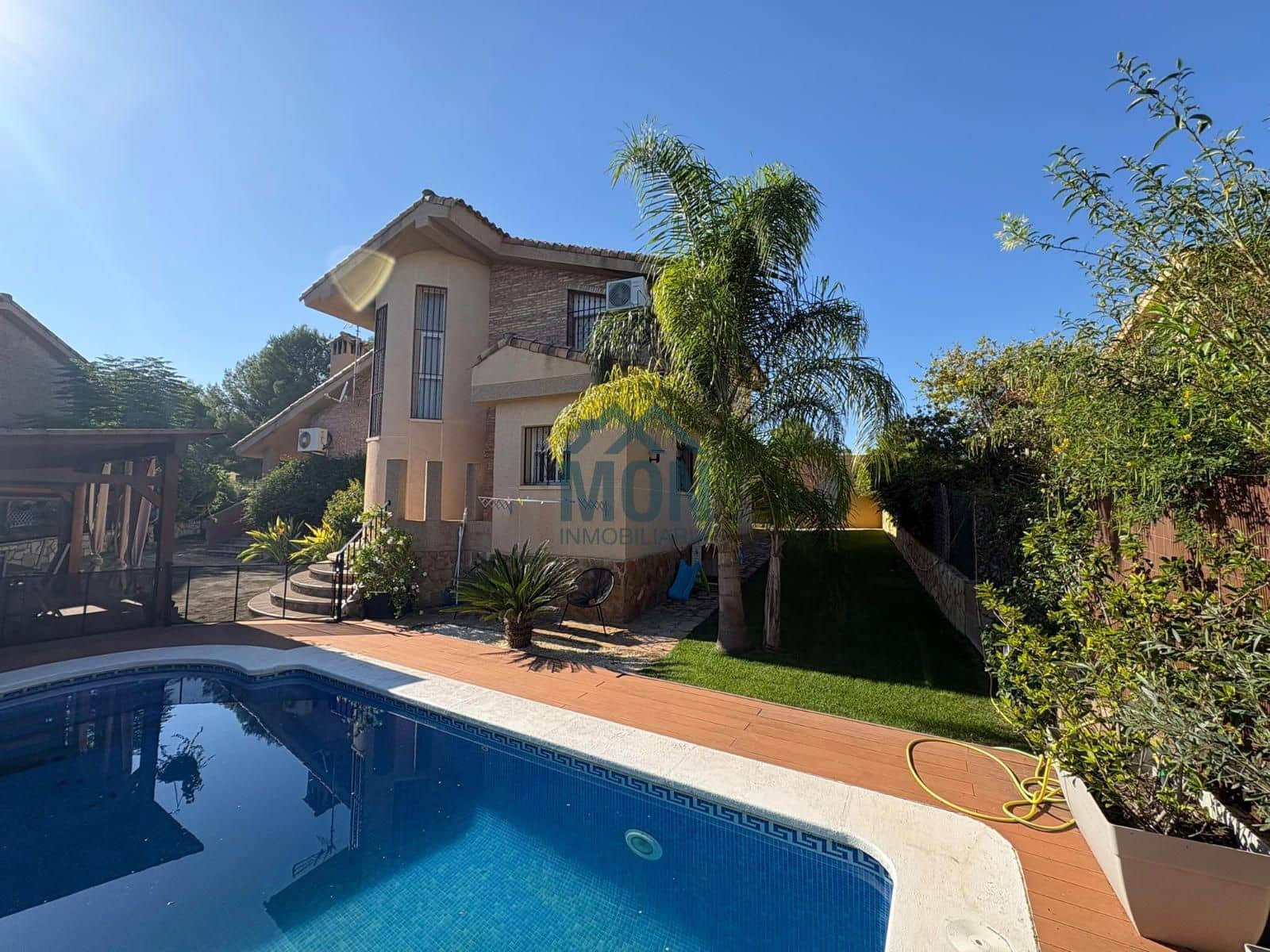 Chalet de 3 habitaciones en Chiva en venta con piscina garaje - 410.000 € (Ref: 10175918)