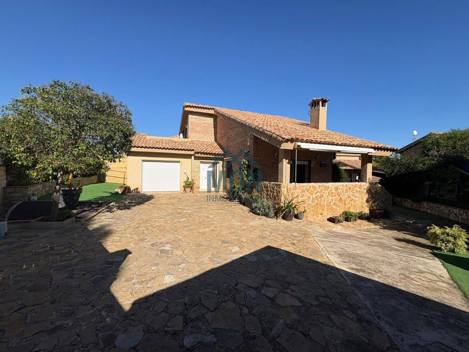 Chalet de 3 habitaciones en Chiva en venta con piscina garaje - 410.000 € (Ref: 10175918)