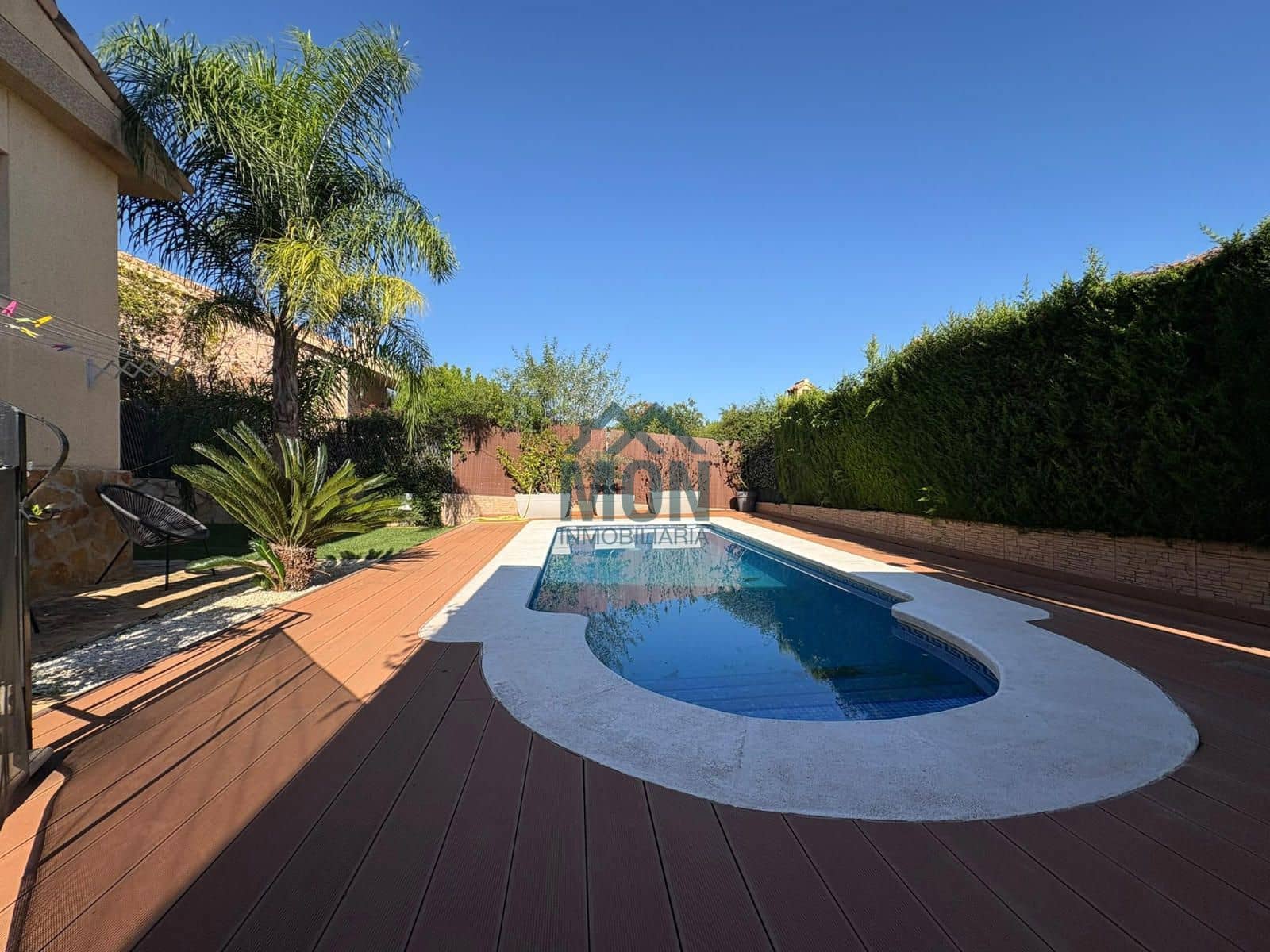 Chalet de 3 habitaciones en Chiva en venta con piscina garaje - 410.000 € (Ref: 10175918)