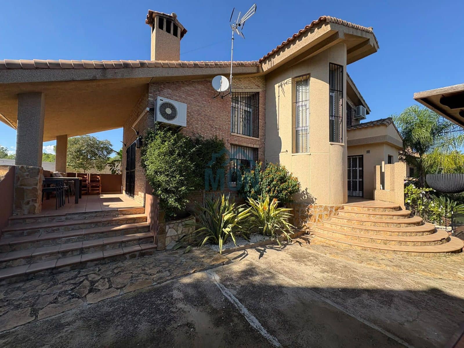 Chalet de 3 habitaciones en Chiva en venta con piscina garaje - 410.000 € (Ref: 10175918)