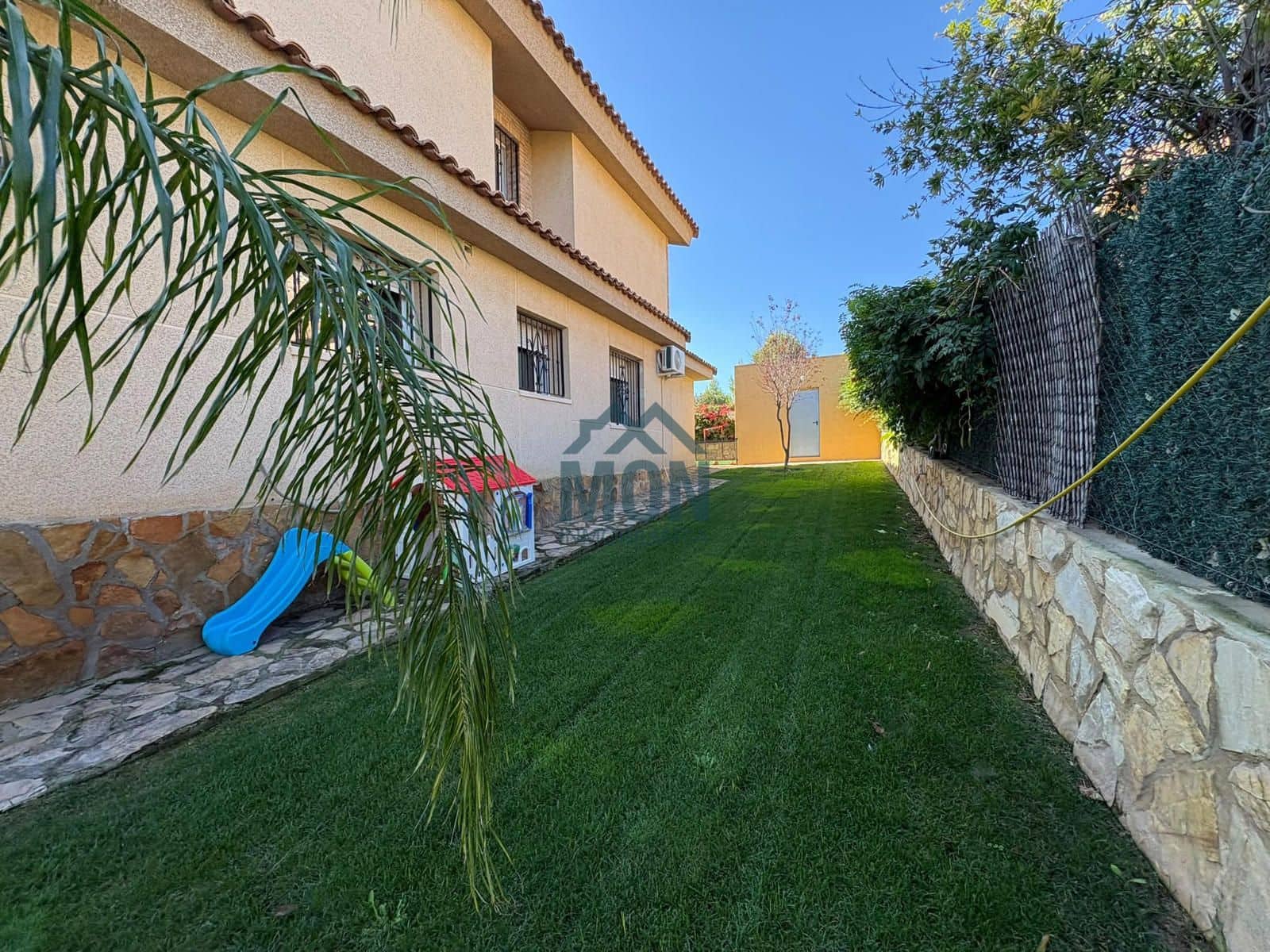 Chalet de 3 habitaciones en Chiva en venta con piscina garaje - 410.000 € (Ref: 10175918)