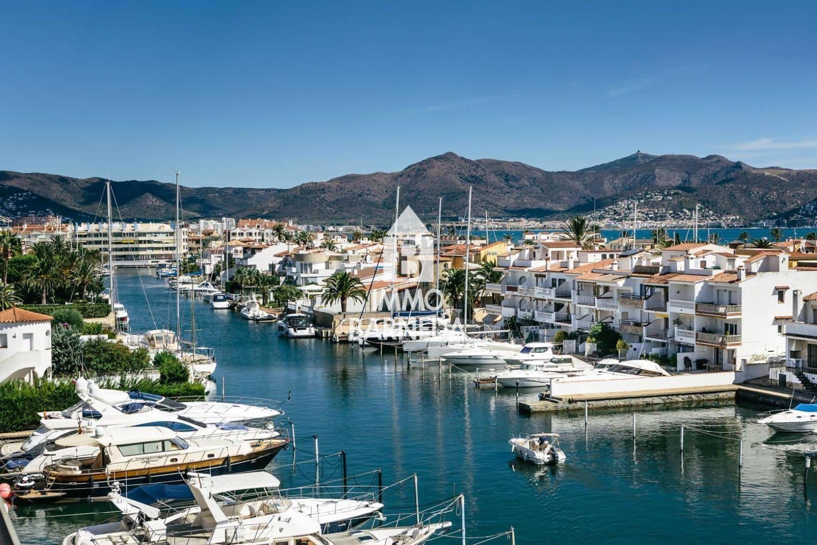 2 bedroom Flat for sale in Empuriabrava with garage - € 265,000 (Ref: 10034396)